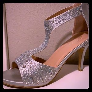 Silver heels, with iridescent stones